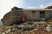 41 Baita appoggiata da un lato ad un roccione